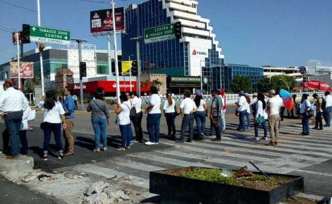 Trabajadores del COBATAB cerraron calles del centro de Villahermosa