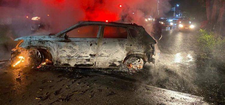 Reportan quema de vehículos, asalto a tienda departamental y balacera en Tabasco