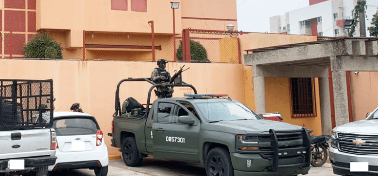 Fuerzas Armadas custodian Base de Operaciones C4 en Villahermosa