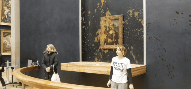 ¡Vandalizan la Mona Lisa! Manifestantes lanzan sopa en pro de una «revolución alimentaria»