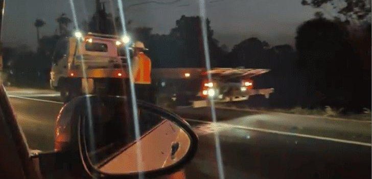 Grúa choca contra poste de luz en la Cárdenas – Villahermosa
