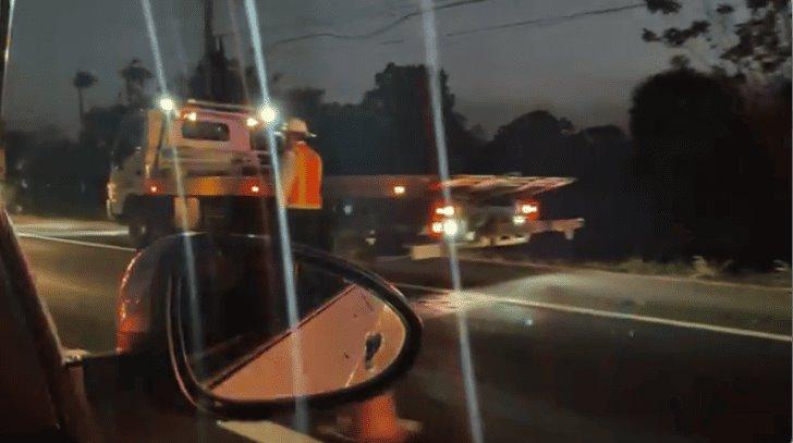 Grúa choca contra poste de luz en la Cárdenas – Villahermosa