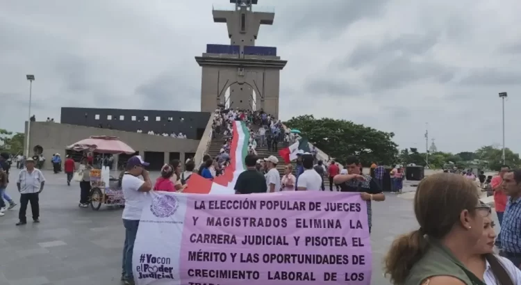 Protestan trabajadores del Poder Judicial durante toma de posesión