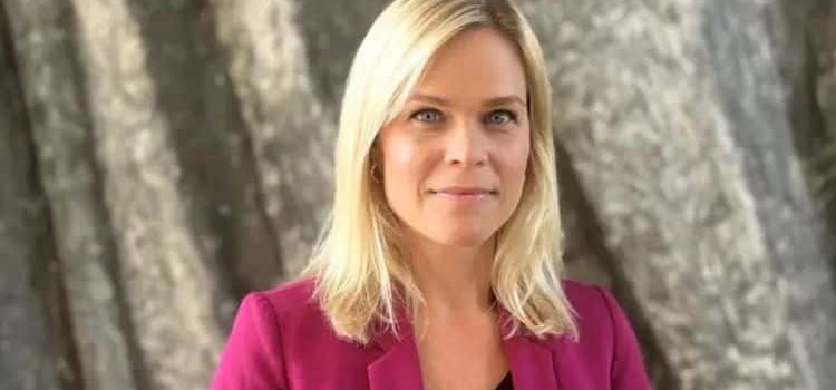 Ministra sueca del trabajo, le tiene pavor… a los plátanos Ministra sueca del trabajo, le tiene pavor… a los plátanos
