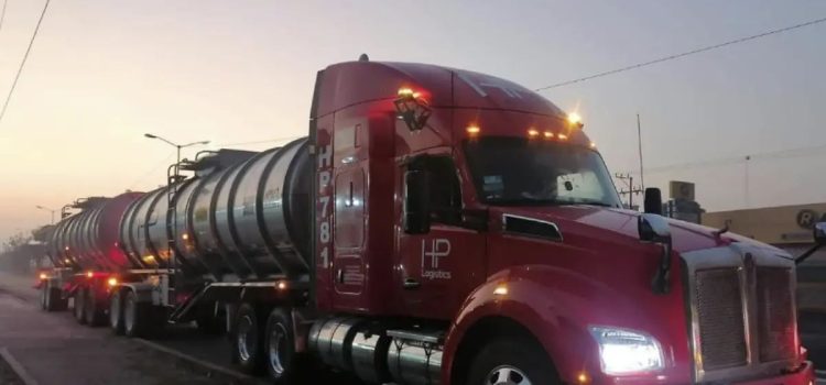 Aseguran tractocamión con 33 mil 500 litros de hidrocarburo ilícito en Tabasco Aseguran tractocamión con 33 mil 500 litros de hidrocarburo ilícito en Tabasco