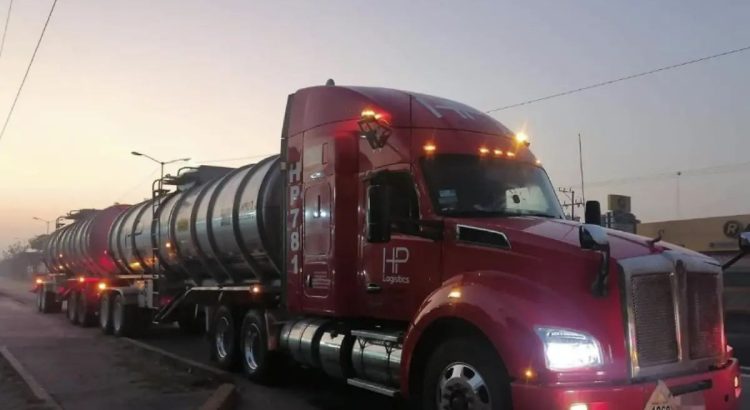 Aseguran tractocamión con 33 mil 500 litros de hidrocarburo ilícito en Tabasco