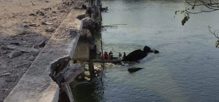 Pobladores se meten al río y hacen rapiña de tráiler volcado en Tabasco Pobladores se meten al río y hacen rapiña de tráiler volcado en Tabasco
