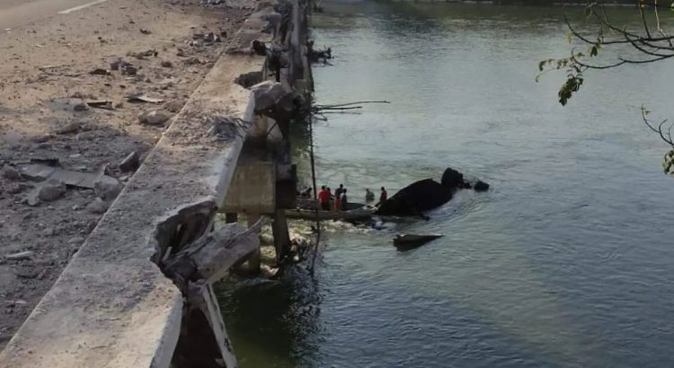 Pobladores se meten al río y hacen rapiña de tráiler volcado en Tabasco