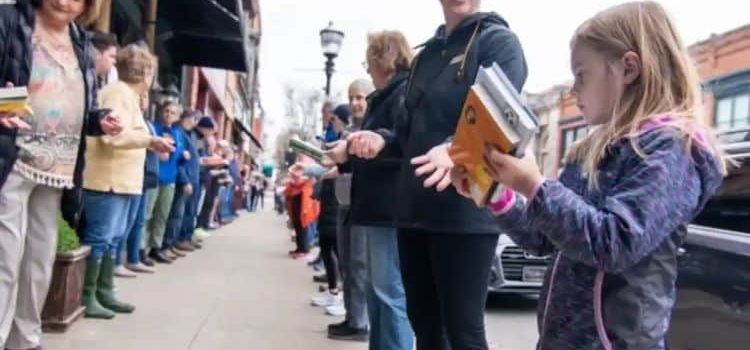 Con cadena humana transportaron más de 9 mil libros en dos horas Con cadena humana transportaron más de 9 mil libros en dos horas