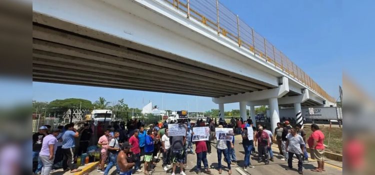 Pobladores bloquean carretera Cárdenas a Coatzacoalcos para protestar por operativos