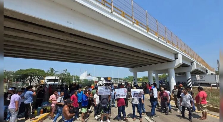 Pobladores bloquean carretera Cárdenas a Coatzacoalcos para protestar por operativos
