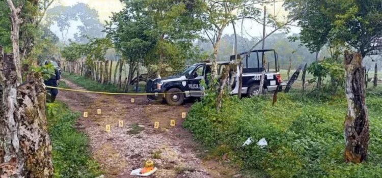 Sujetos armados que viajaban en más de 10 vehículos desarmaron y golpearon a policías municipales en Tabasco