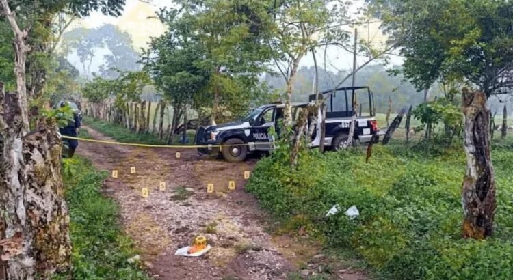 Sujetos armados que viajaban en más de 10 vehículos desarmaron y golpearon a policías municipales en Tabasco