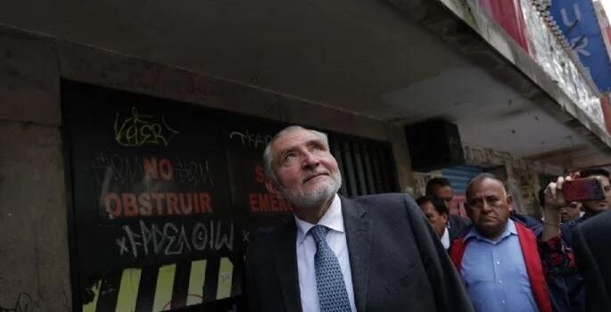 “¡El de la Barredora!”, gritan a Adán Augusto López mientras camina por el Centro Histórico