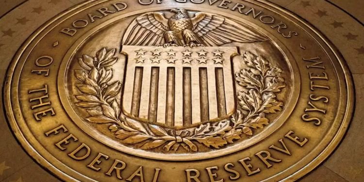 Redujo la Reserva Federal su tasa de interés de referencia