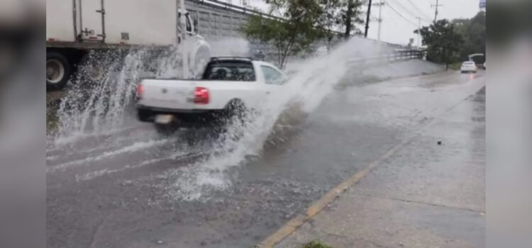 Persisten precipitaciones fuertes en Tabasco; alertan por ríos y zonas bajas