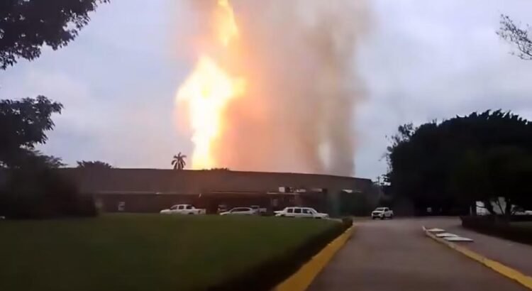Explosión en ducto de Pemex entre Chiapas y Tabasco deja cinco militares lesionados