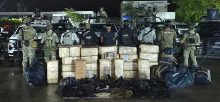 Doble golpe en Tabasco: cae “El Flaco” y dan con más de media tonelada de marihuana junto con dosis de cristal Doble golpe en Tabasco: cae “El Flaco” y dan con más de media tonelada de marihuana junto con dosis de cristal