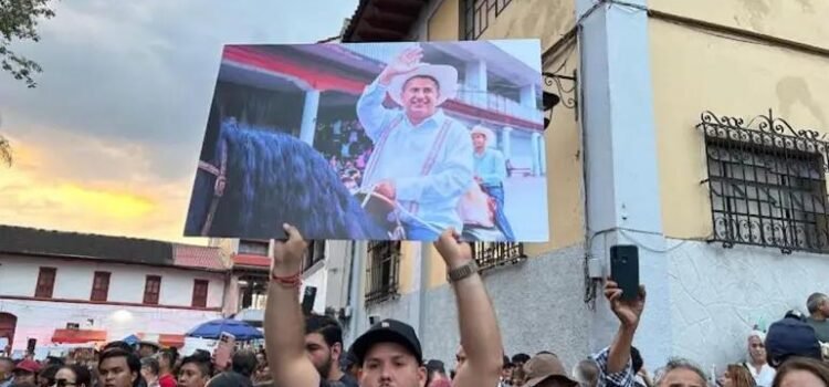 Miles despidieron a Carlos Manzo en Uruapan