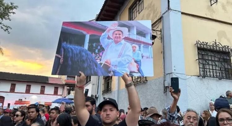 Miles despidieron a Carlos Manzo en Uruapan