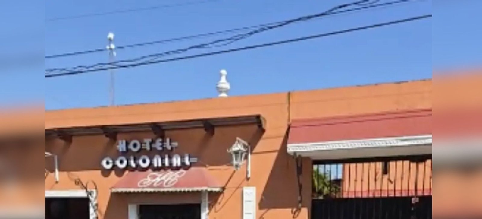 Encuentran en hotel a mujer desaparecida con tres niños; uno de ellos murió