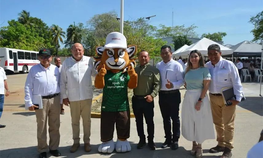 Pemex entrega vehículos e inicia obras en cinco municipios de Tabasco