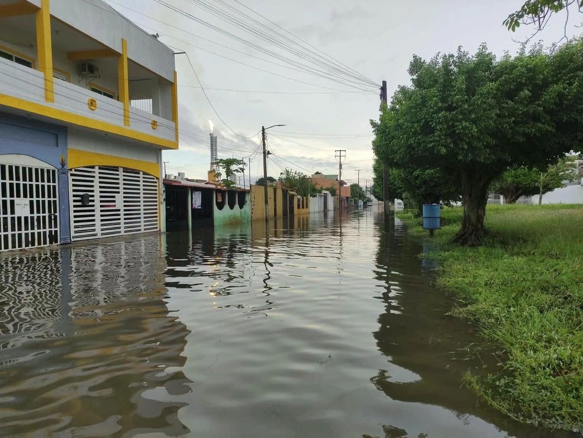 Frente frío 2 deja 140 viviendas inundadas en zona costera de Paraíso, en Tabasco